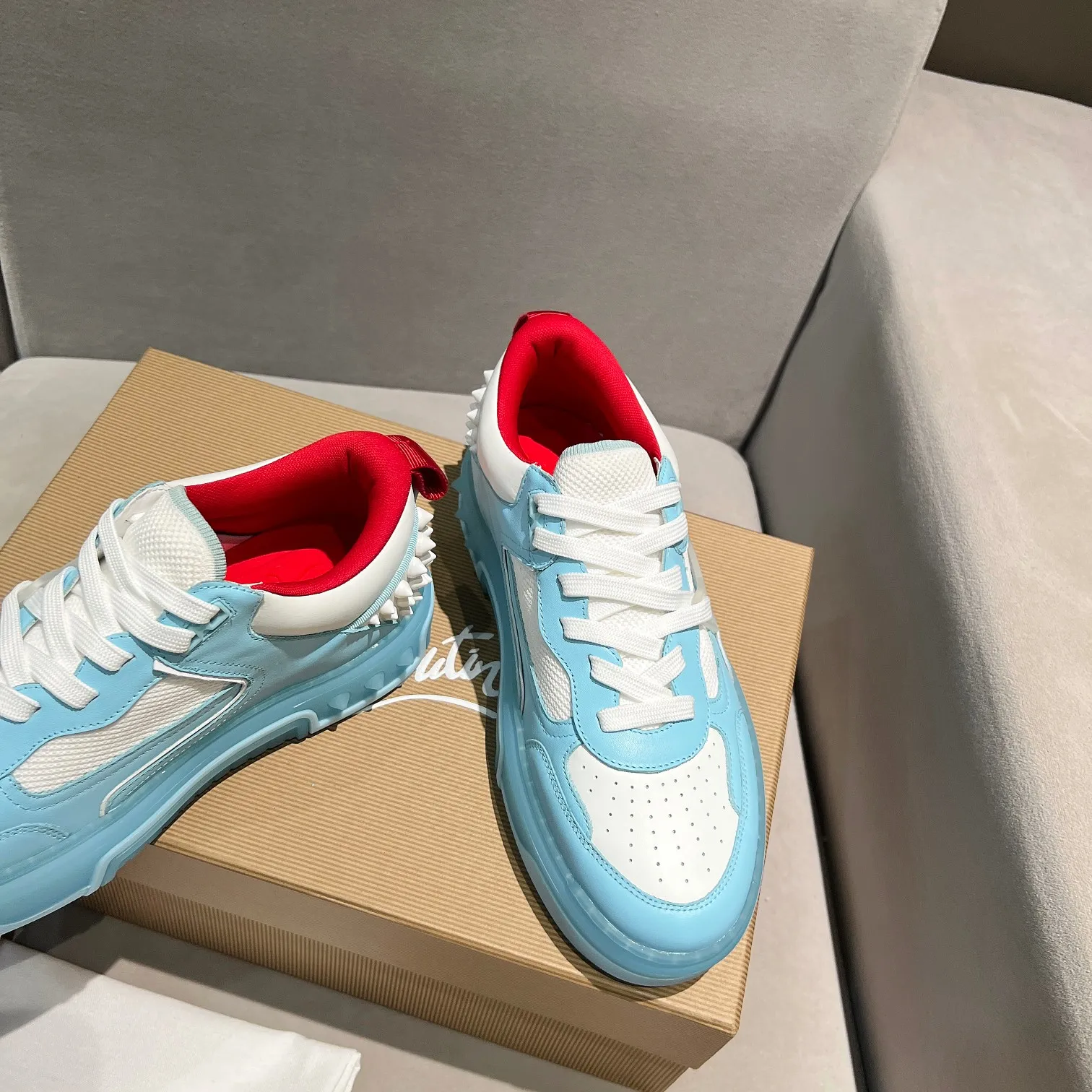 Men's shoes 💰700 🌹🌹🌹̋ Wang Junkai Yang Mi Xu Kai Zhang Jingyi Ding Chengxin Chen Muchi Wang Ziyi Same style Christian Louboutin 2024 [New product] ASTROLOUBI unisex thick-soled sports shoes red-soled shoes perfectly integrate fashion and sports, The fabrics are made of luxurious calfskin, soft suede, smooth satin and laminated leather, and the back is decorated with classic rivets. The interior is blended with a knitted tongue for added durability, breathability and quick-drying comfort. The outsole is made of a combination of EVA foam and imported rubber, and the colorful CL iconic letters on the side of the outsole show the brand's unique style. It is a ceiling-level comfortable skate shoe! ! ! Multiple colors available, currently men’s sizes 39--45 (women’s sizes 35--40, currently being updated)